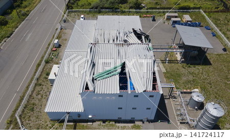 爆発事故で屋根が破損した建物 141724117