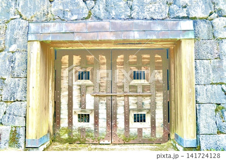 石垣に囲まれた古い木製門の歴史ある建築風景 141724128