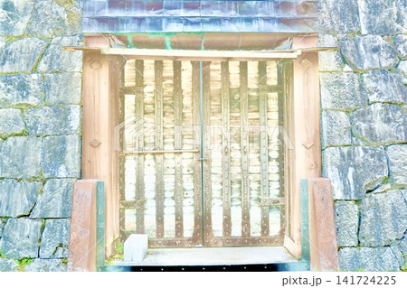 石垣に囲まれた古い木製門と和風建築の入口 石垣に囲まれた古い木製門と和風建築の入口 141724225