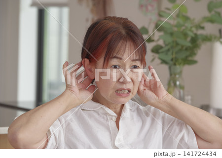 頭痛や体調不良に苦しむ熟年女性 頭痛や体調不良に苦しむ熟年女性 141724434