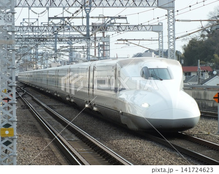 N700系4000番台(ラージA) F編成(新横浜駅にて撮影) N700系4000番台(ラージA) F編成(新横浜駅にて撮影) 141724623