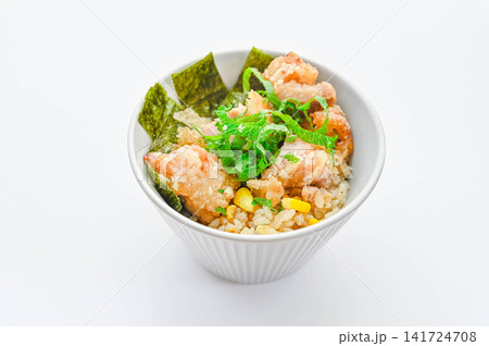 コーンご飯の唐揚げ丼(青じそと海苔添え) コーンご飯の唐揚げ丼(青じそと海苔添え) 141724708
