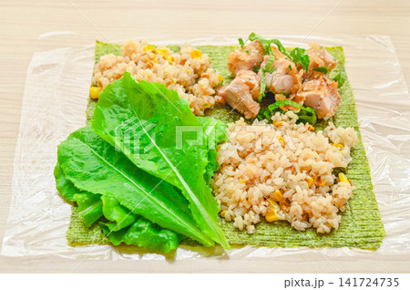 コーンご飯と唐揚げでおにぎらずを冷凍保存 コーンご飯と唐揚げでおにぎらずを冷凍保存 141724735
