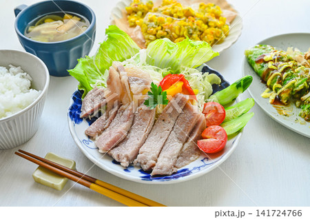 三元豚の塩麹漬けポークステーキと彩り野菜の盛り付け 三元豚の塩麹漬けポークステーキと彩り野菜の盛り付け 141724766