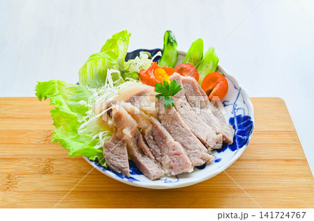 三元豚の塩麹漬けポークステーキと彩り野菜の盛り付け 三元豚の塩麹漬けポークステーキと彩り野菜の盛り付け 141724767