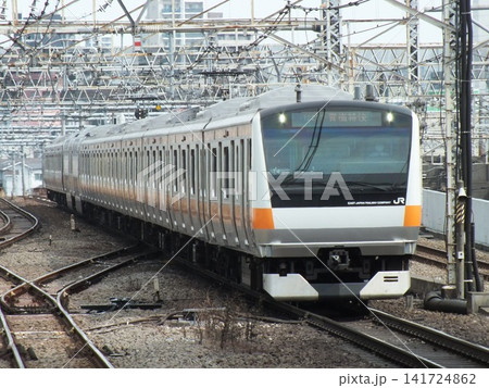 中央快速線を走行するE233系0番台T編成(中野駅にて撮影) 中央快速線を走行するE233系0番台T編成(中野駅にて撮影) 141724862