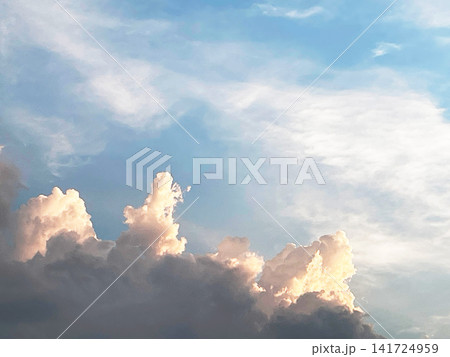 雲の隙間から見える太陽 141724959
