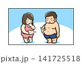 ぽっこり出たお腹にショックを受ける水着の男女 141725518