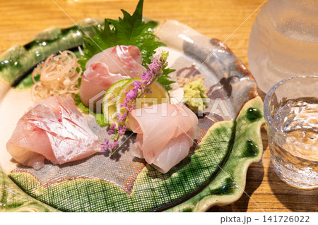 おいしい刺身盛り合わせと日本酒 おいしい刺身盛り合わせと日本酒 141726022