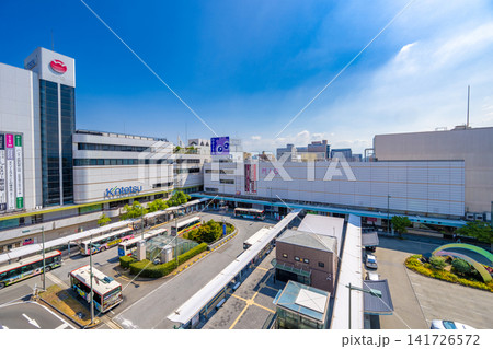 晴天の和歌山駅東口駅前広場と近鉄百貨店・JR西日本和歌山ミオ 141726572