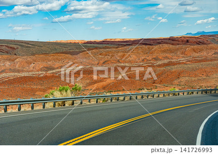 ハイウェイ163から眺めるナバホスプリングスの赤土の絶景（アメリカ西部） 141726993