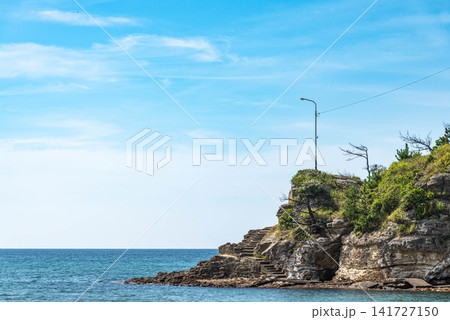 岩礁に囲まれた穏やかな夏の海岸風景 141727150