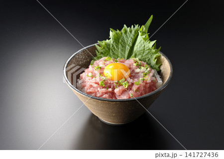 ねぎとろ丼、マグロのたたき丼を黒背景で撮影 ねぎとろ丼、マグロのたたき丼を黒背景で撮影 141727436
