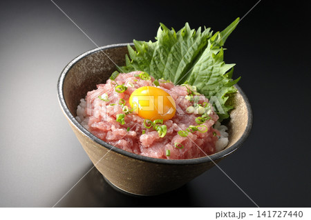 ねぎとろ丼、マグロのたたき丼を黒背景で撮影 ねぎとろ丼、マグロのたたき丼を黒背景で撮影 141727440