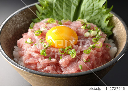 ねぎとろ丼、マグロのたたき丼を黒背景で撮影 ねぎとろ丼、マグロのたたき丼を黒背景で撮影 141727446