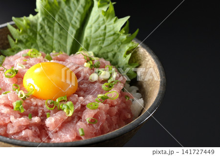 ねぎとろ丼、マグロのたたき丼を黒背景で撮影 ねぎとろ丼、マグロのたたき丼を黒背景で撮影 141727449