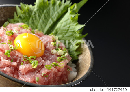 ねぎとろ丼、マグロのたたき丼を黒背景で撮影 141727450