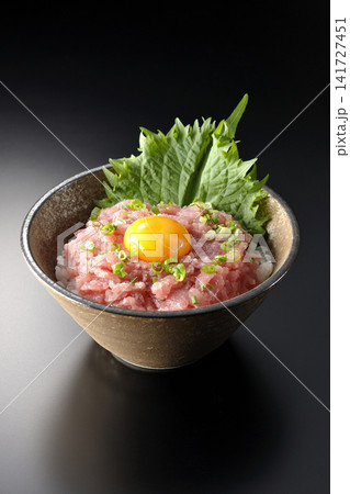 ねぎとろ丼、マグロのたたき丼を黒背景で撮影 ねぎとろ丼、マグロのたたき丼を黒背景で撮影 141727451
