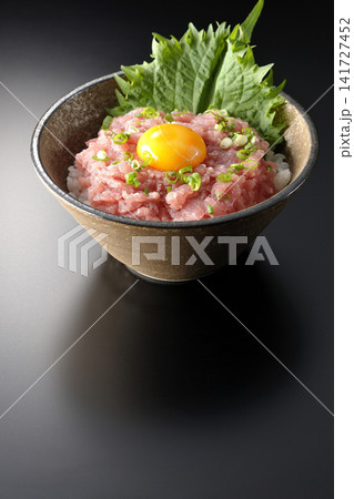 ねぎとろ丼、マグロのたたき丼を黒背景で撮影 141727452