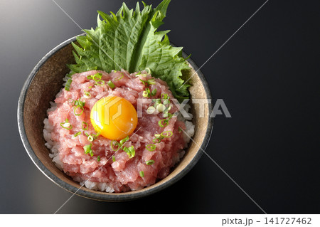 ねぎとろ丼、マグロのたたき丼を黒背景で撮影 ねぎとろ丼、マグロのたたき丼を黒背景で撮影 141727462