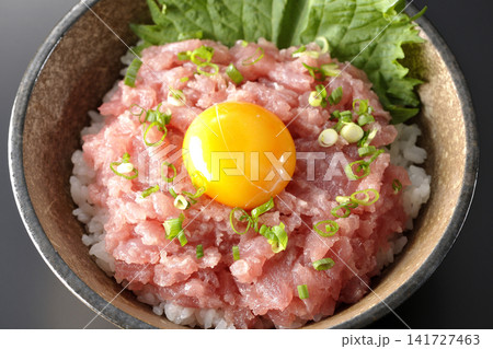 ねぎとろ丼、マグロのたたき丼を黒背景で撮影 ねぎとろ丼、マグロのたたき丼を黒背景で撮影 141727463
