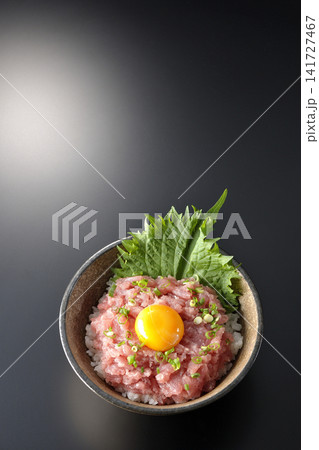 ねぎとろ丼、マグロのたたき丼を黒背景で撮影 ねぎとろ丼、マグロのたたき丼を黒背景で撮影 141727467