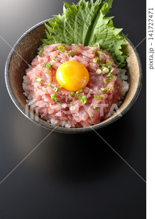 ねぎとろ丼、マグロのたたき丼を黒背景で撮影 ねぎとろ丼、マグロのたたき丼を黒背景で撮影 141727471