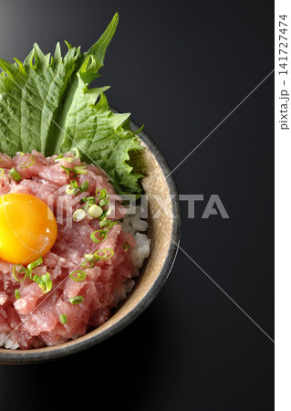 ねぎとろ丼、マグロのたたき丼を黒背景で撮影 ねぎとろ丼、マグロのたたき丼を黒背景で撮影 141727474