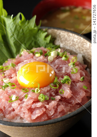 ねぎとろ丼、マグロのたたき丼とお味噌汁 ねぎとろ丼、マグロのたたき丼とお味噌汁 141727656
