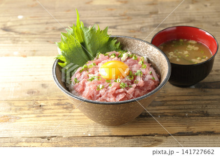 ねぎとろ丼、マグロのたたき丼とお味噌汁 141727662