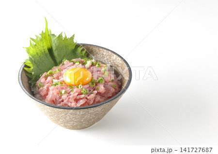 ねぎとろ丼、マグロのたたき丼を白背景で撮影 ねぎとろ丼、マグロのたたき丼を白背景で撮影 141727687