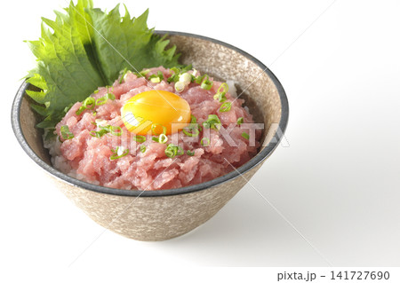 ねぎとろ丼、マグロのたたき丼を白背景で撮影 ねぎとろ丼、マグロのたたき丼を白背景で撮影 141727690