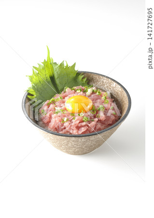 ねぎとろ丼、マグロのたたき丼を白背景で撮影 ねぎとろ丼、マグロのたたき丼を白背景で撮影 141727695