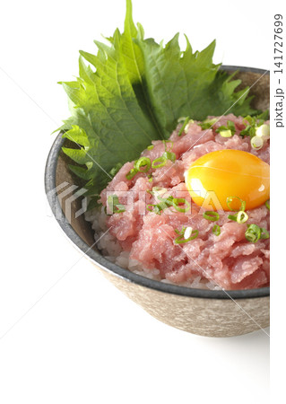 ねぎとろ丼、マグロのたたき丼を白背景で撮影 ねぎとろ丼、マグロのたたき丼を白背景で撮影 141727699
