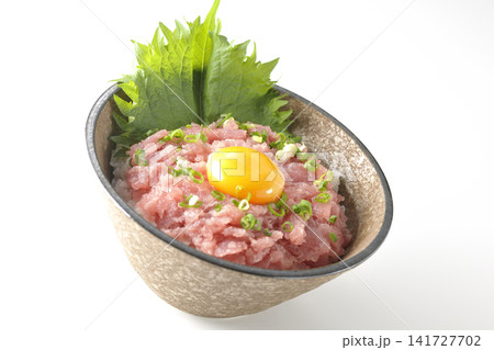 ねぎとろ丼、マグロのたたき丼を白背景で撮影 ねぎとろ丼、マグロのたたき丼を白背景で撮影 141727702