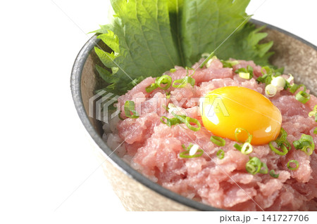 ねぎとろ丼、マグロのたたき丼を白背景で撮影 ねぎとろ丼、マグロのたたき丼を白背景で撮影 141727706