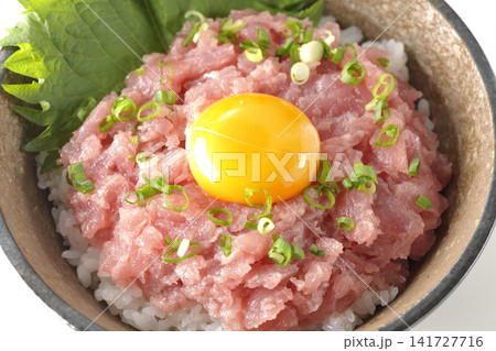 ねぎとろ丼、マグロのたたき丼を白背景で撮影 141727716