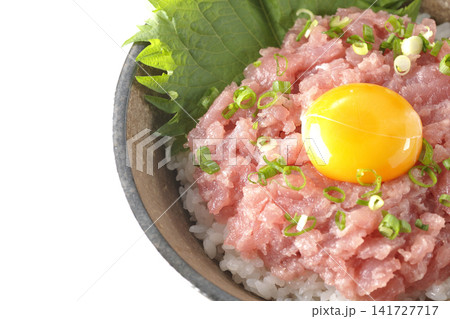 ねぎとろ丼、マグロのたたき丼を白背景で撮影 141727717