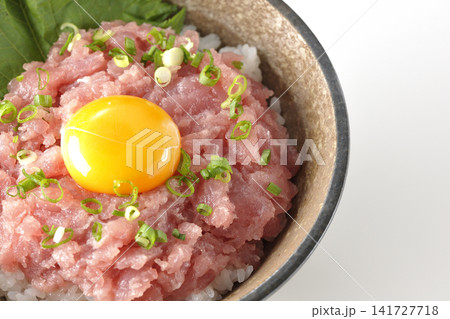 ねぎとろ丼、マグロのたたき丼を白背景で撮影 141727718