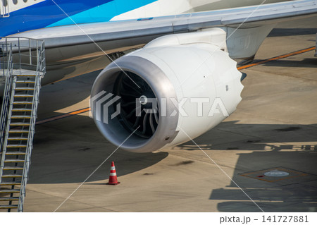 旅客機の大型エンジンを間近に見る空港の風景 旅客機の大型エンジンを間近に見る空港の風景 141727881