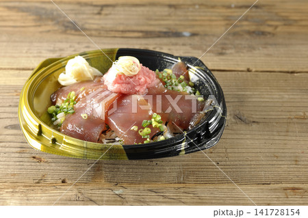 ネギトロと漬け鮪丼弁当 141728154