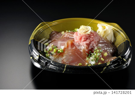 ネギトロと漬け鮪丼弁当を黒背景で撮影 141728201