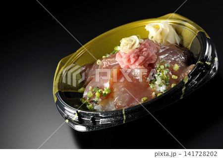 ネギトロと漬け鮪丼弁当を黒背景で撮影 ネギトロと漬け鮪丼弁当を黒背景で撮影 141728202