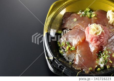 ネギトロと漬け鮪丼弁当を黒背景で撮影 ネギトロと漬け鮪丼弁当を黒背景で撮影 141728223