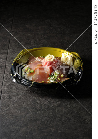 ネギトロと漬け鮪丼弁当 ネギトロと漬け鮪丼弁当 141728245