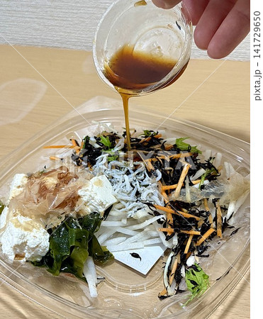 しらすと木綿豆腐の海鮮サラダ ドレッシングをかける しらすと木綿豆腐の海鮮サラダ ドレッシングをかける 141729650