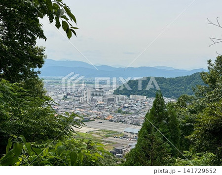 山から見た街並み 夏の足羽山から見た福井市の街並み 山から見た街並み 夏の足羽山から見た福井市の街並み 141729652