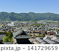 雲一つない春の空と鄙びた雰囲気の勝山市 141729659