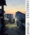 住宅街から見る夕焼け　	夕暮れの東尋坊商店街 141729803