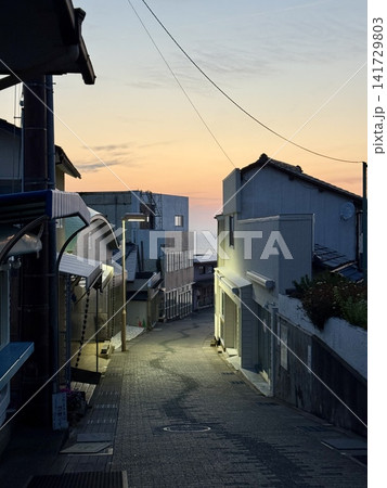 住宅街から見る夕焼け 夕暮れの東尋坊商店街 住宅街から見る夕焼け 夕暮れの東尋坊商店街 141729803